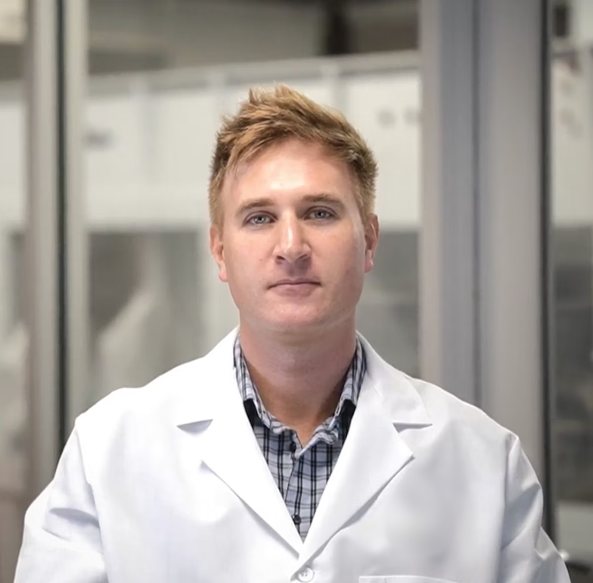 Dr. Jordan Plews, Ph.D., in the laboratory
